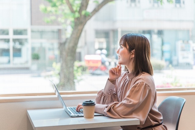 女性　カフェ