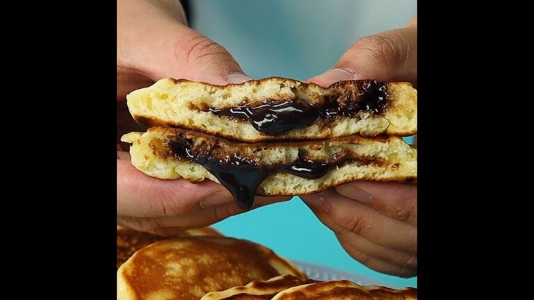 【ホットケーキが進化！】驚きの中からとろけるチョコバナナの魅力を堪能せよ！ / Melty Chocolate Banana Pancakes #Shorts