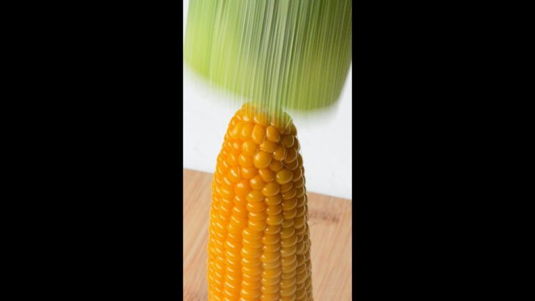 【ゆでないで！】とうもろこしが一瞬でむける♡アレ使えば超時短！！ / How to Microwave Corn #Shorts