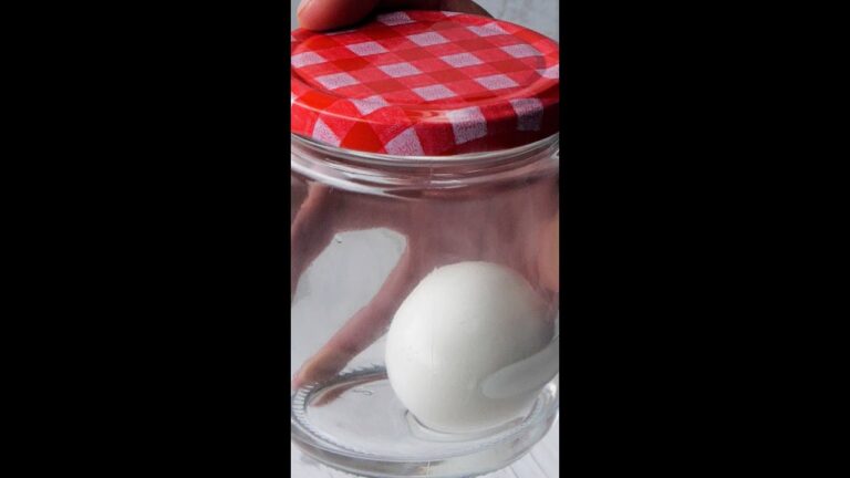 【5秒でゆで卵をツルンと♡】おうちにあるアレを使って！ / How to Nicely Peel Eggs with a Glass Jar #Shorts