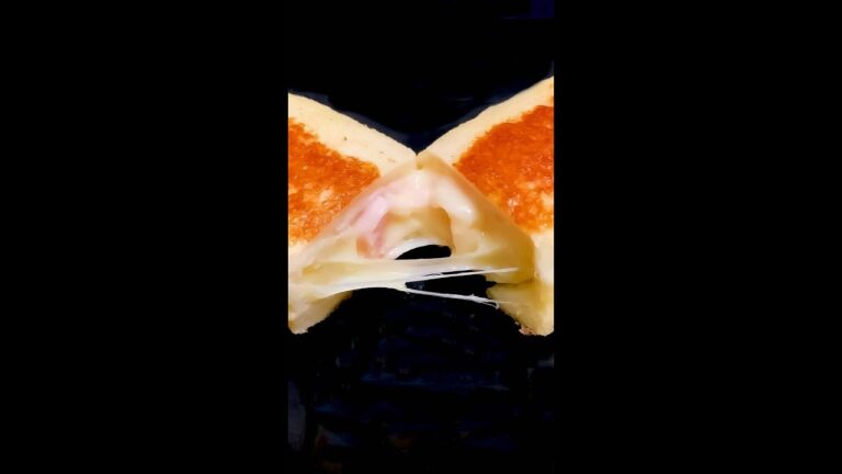 【焼くだけで食パンがとろける旨さに！？】何度も食べたい食パンアレンジ / French Toast Rolls with Ham & Cheese #shorts