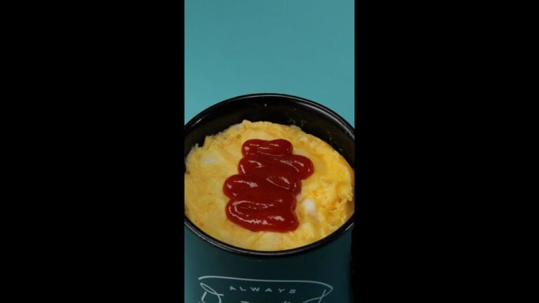 【マグカップで作れる】ふわふわ卵のレンチンオムライス！ / Microwave Mug Omurice #Shorts