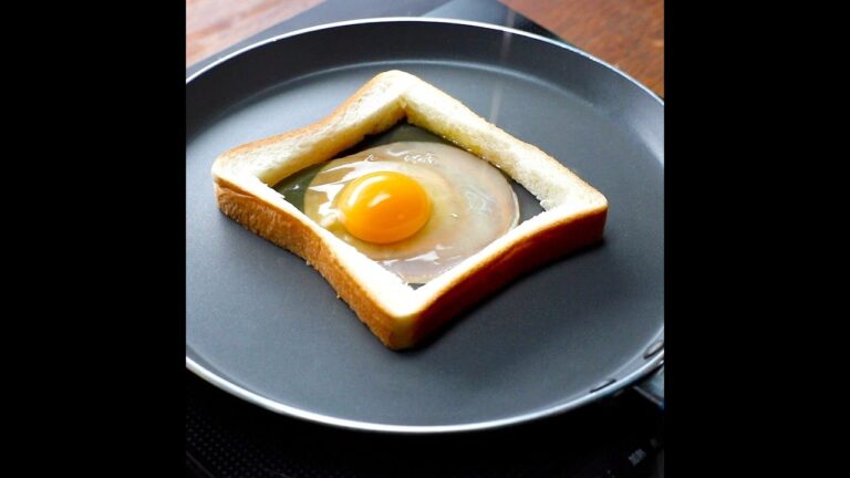 【洗い物は増やさない】使うのはフライパンだけ！くり抜き食パンでワンパントースト / Ham Cheese Egg Toast #shorts