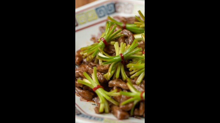 【パッと咲く】開くチンジャオロースが不思議すぎる... / Stir-fried Pork with Garlic Scapes #shorts