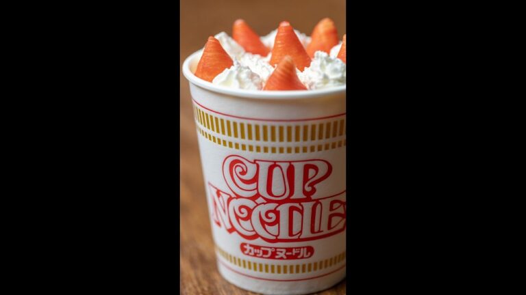 【カップ麺をショートケーキに！？】一瞬、脳がバグるカップ麺 / Cup Noodle Cake?! #Shorts