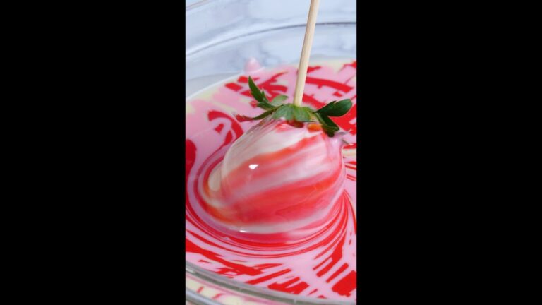 【簡単にマーブル状に！】ホワイトチョコで作るいちごチョコポップ！ / Marbled Chocolate Covered Strawberries #Shorts