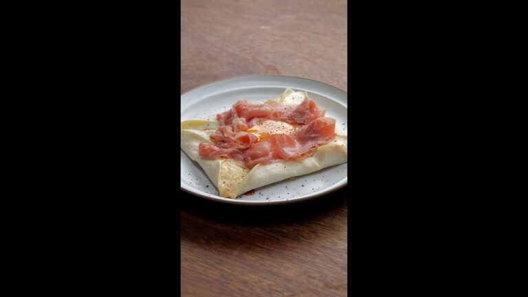 【オーブン不要】アレを使えばめちゃウマなピザがフライパンで作れちゃう！ / Tortilla Pizza #Shorts
