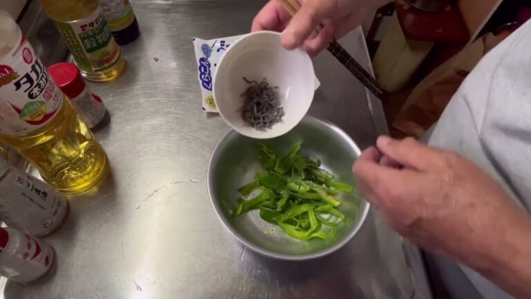 簡単で美味しいピーマンの塩昆布和えを作ります。