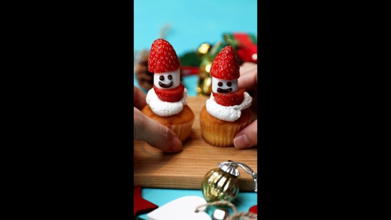 【簡単デコ】いちごでサンタを作ってみた！ / Christmas Dessert Ideas Santa Claus #Shorts