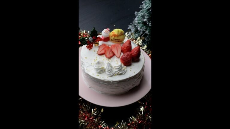 【スポンジ不要でとっても簡単！】いちご菓子パンでクリスマスケーキ♪ / Strawberry Bread Turned into the Christmas Cake #Shorts