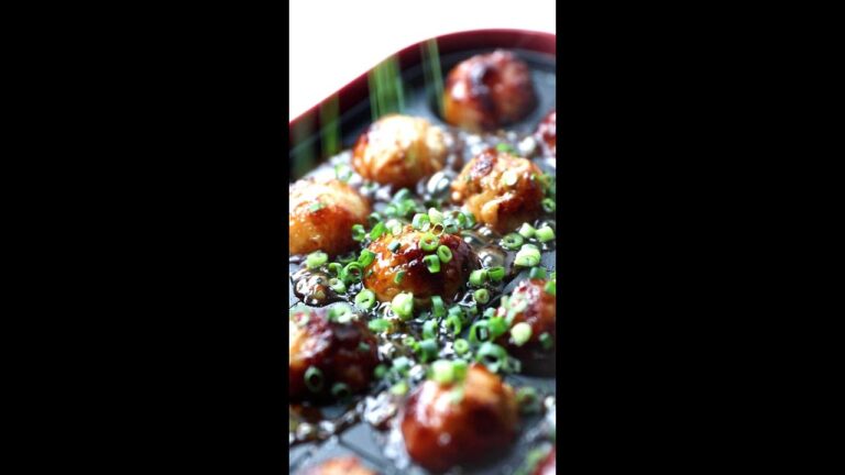 【たこ焼きにしか見えない！】たこ焼き器で肉巻きおにぎり / Pork Rice Ball #shorts