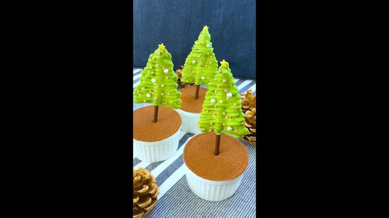 【簡単すぎて失敗しない！？】1本の棒がクリスマスツリーになるなんて... / Chocolate Christmas Trees #Shorts