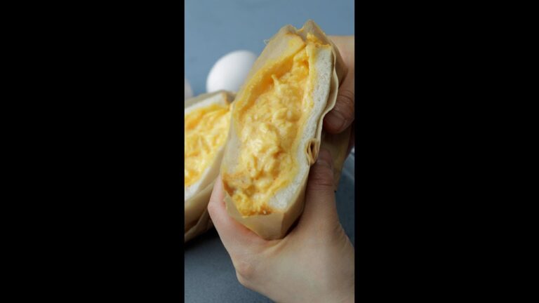 【たまごがとろっとろ】理想的なオムレツの食べ方！オムレツチーズサンド / Cheese Omelette Sandwich #shorts