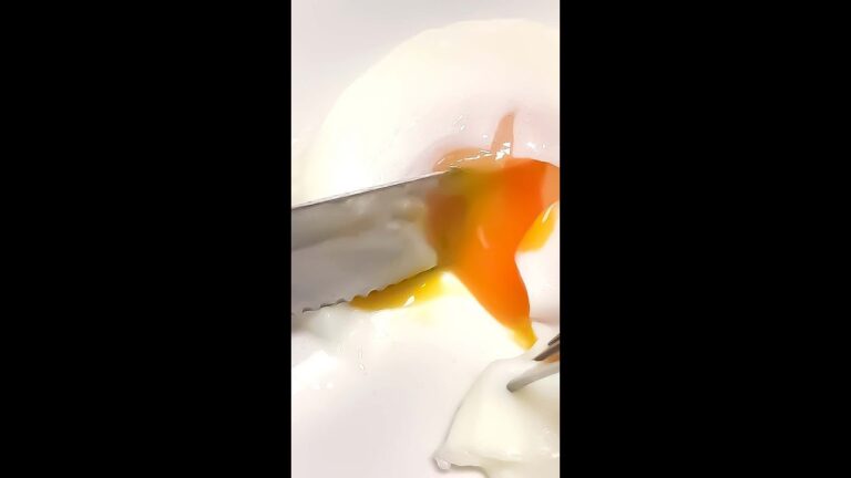 【目玉焼き越え！？】これ知ったら無限に卵が食べたくなる...！！ / Poached Egg in a Cup