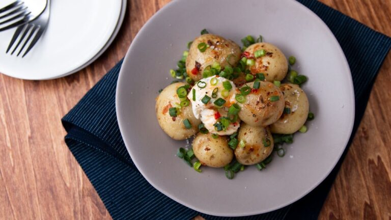 新じゃがにちょい足しグリル〜サワークリームで美味しくホクホク〜/ Sweet Chilli Steamed Potatoes