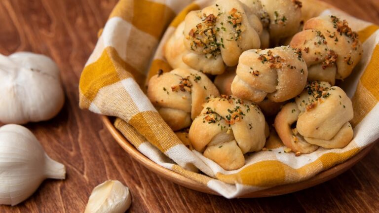 発酵なし！ひとくちガーリックピザ〜結んで焼くだけ♪〜 / Garlic Bread Knots