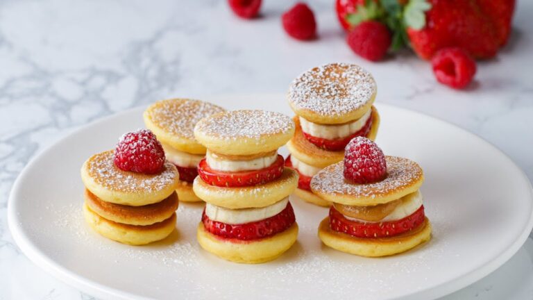 手づかみでパクッ♪ ミニパンケーキサンド🍓😊