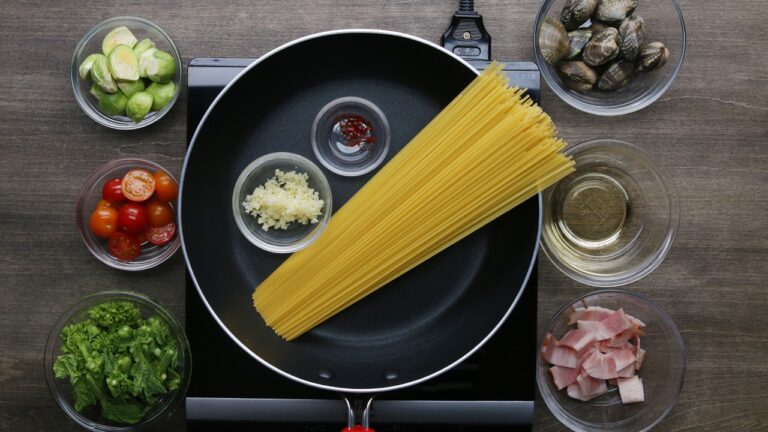 フライパンひとつで簡単！たっぷり春野菜のスープパスタ