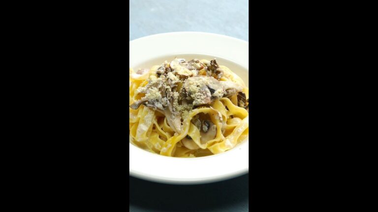 きのこたっぷり！クリームフェットチーネ / Creamy Mushroom Fettuccine #shorts