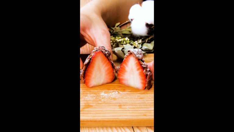 【材料3つ！チョコといちご】まるで松ぼっくり！？割ったらかわいい♡簡単スイーツレシピ / Pinecone Strawberries #shorts