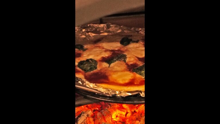 【薪ストーブで作る本格ピザ】冬のキャンプでやってみて！究極においしいピザのレシピ / Pizza in the Wood Stove #shorts