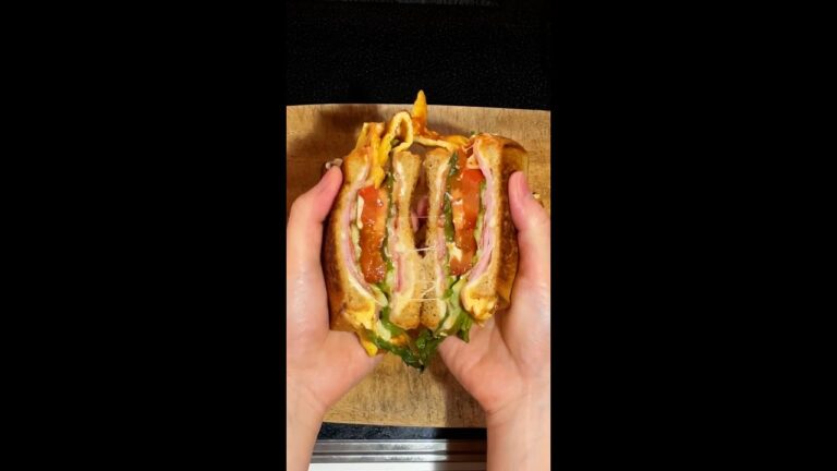 【ホットサンドまだ挟んでるの？】具材をのせて折りたたむだけ！/ Grilled Cheese Hot sandwich in a Pan #shorts