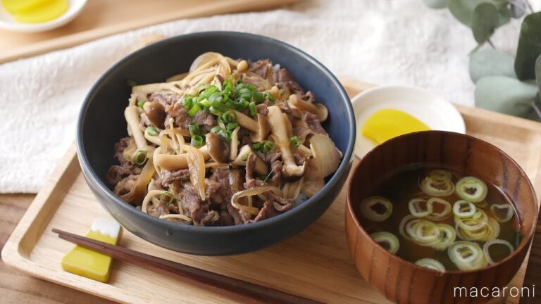 【レンジで簡単牛丼】たっぷりきのこのバター牛丼」のレシピ