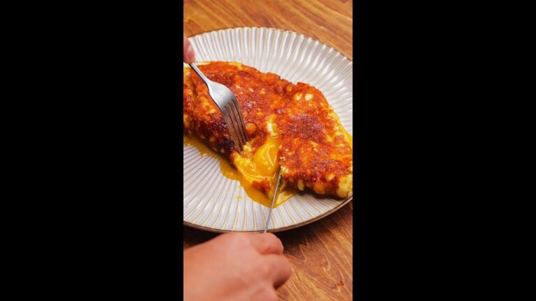 【カリトロチーズで挟んでますけど何か？】衝撃のチーズレシピッ！ / Crispy Bacon Cheese Tortilla #Shorts