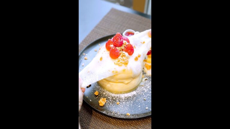 【モチモチすぎるパンケーキ！？】まるで大福！！無限に食べちゃうおいしさ♡ / Strawberry Mochi Pancake #shorts