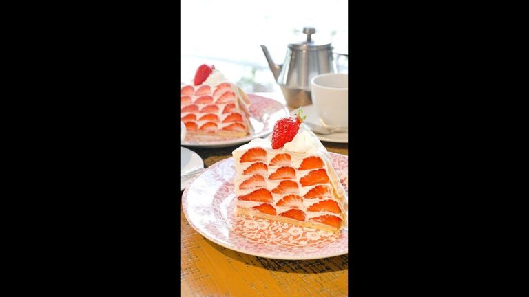 【期間限定！！】5層重ね！？今しか食べられない幻のスイーツ！！ / Strawberry Mille Crepe #shorts