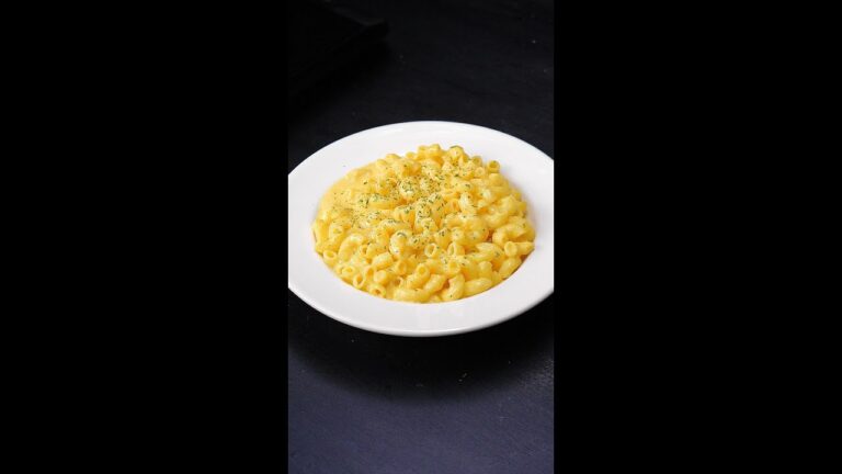 【魔法の粉で簡単】カレー風味の濃厚マカロニチーズ / Curry Mac and Cheese #Shorts