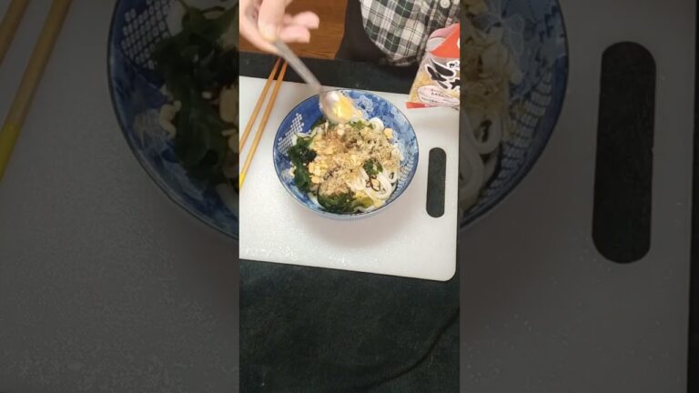 朝食は3分クッキングであっさりと『塩昆布うどん』【おうちごはん】を楽しもう#shorts #vlog  #料理#朝ごはん