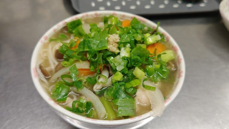 暑い時こと熱い食べ物で胃腸を守るおばあちゃん　野菜たっぷり煮麺