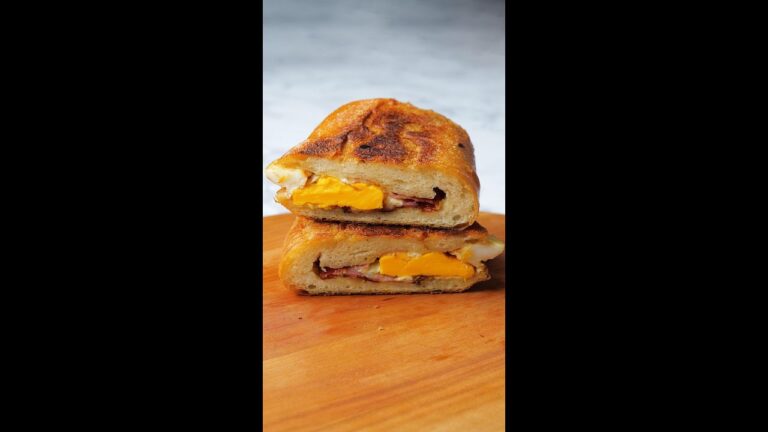 【手軽におうちdeカフェ！】ワンパンで絶品ベーコンエッグサンドイッチ♡ / Pan-Toasted Sandwich #Shorts