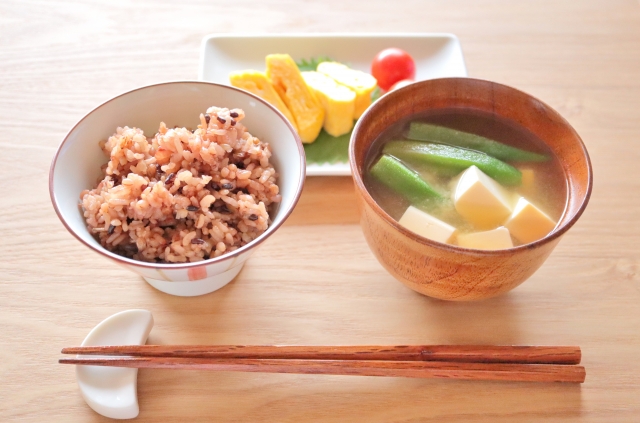 御赤飯　汁物　卵焼き