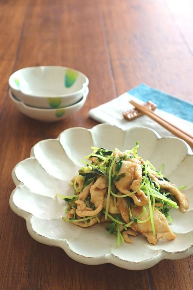 鶏むね肉と豆苗の生姜ポン酢炒め