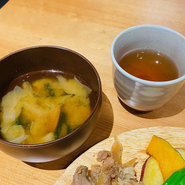 大阪・本町「和レ和レ和(ワレワレワ)」 おにぎり定食 味噌汁とお茶