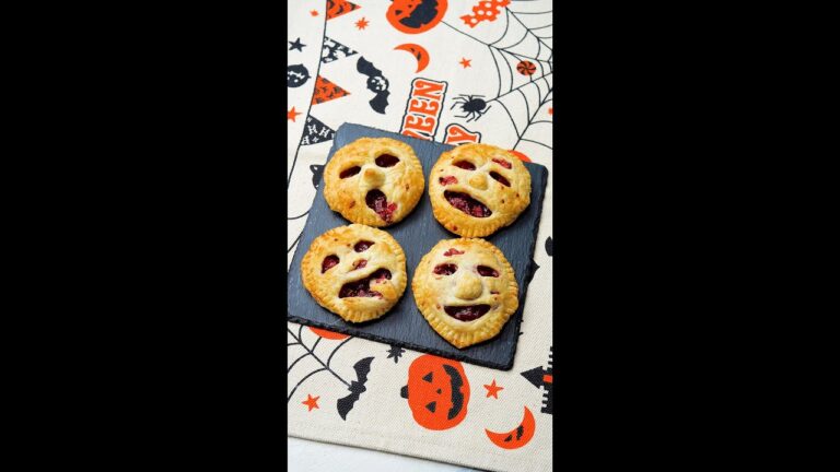 【甘さの裏に恐怖あり！】アップル＆ラズベリーのモンスターパイ / Halloween Monster Pies with Apple and Raspberry Filling #Shorts