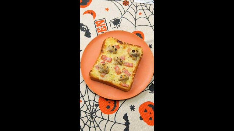 【お手軽＆ホラー！】カリカリベーコンとドクロマッシュルームのピザパンでハロウィン気分♪ / Skull Mushroom Pizza #Shorts