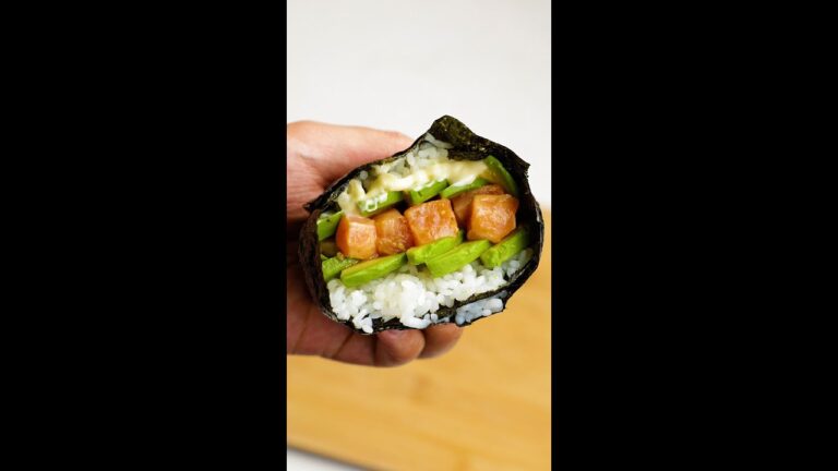 【もう握りません、おにぎりは】サーモンとアボカドで作る激うまおにぎりアレンジ！ / Salmon Avocado Rice Ball #Shorts