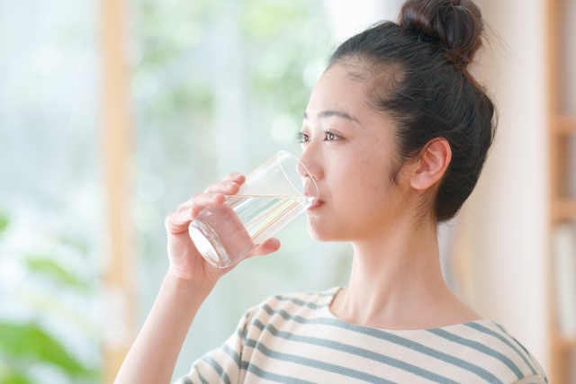 水を飲む女性