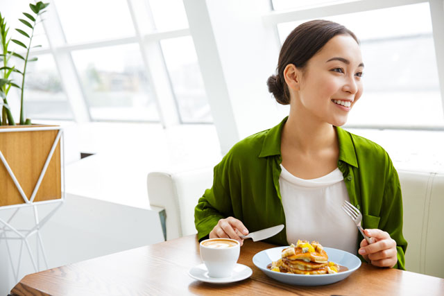 ランチを楽しむ女性