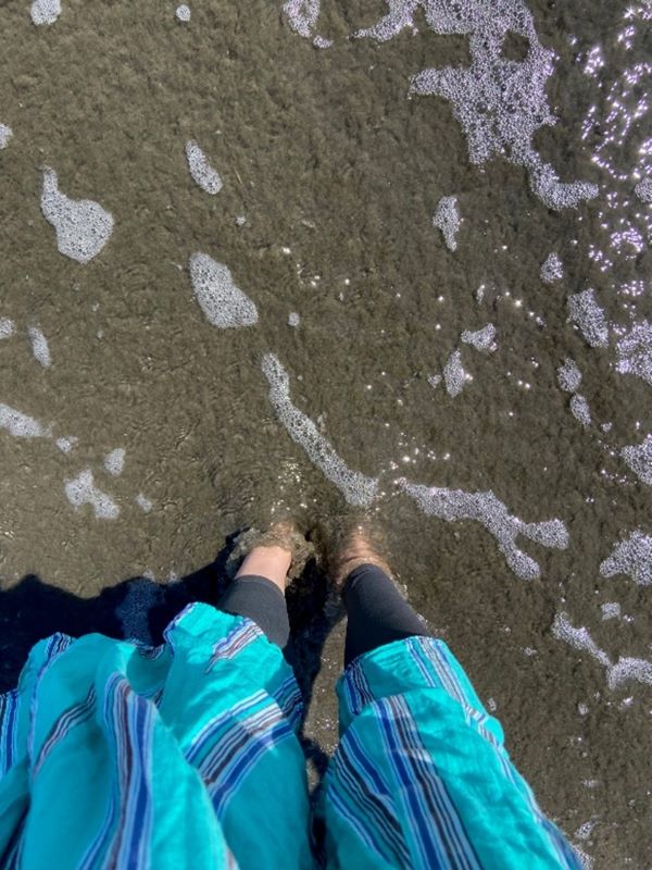 海に浸かった女性の足元