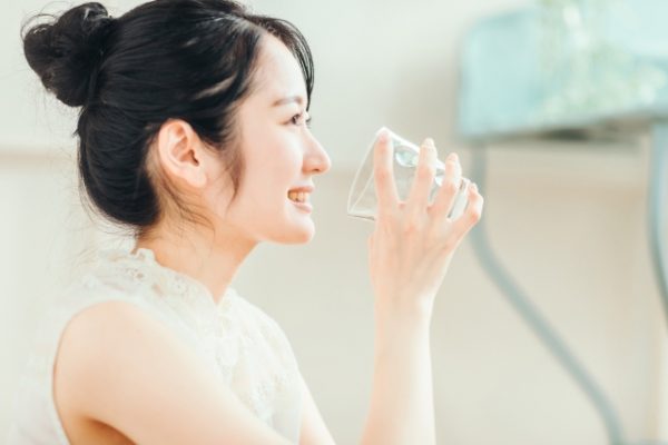 水を飲む女性