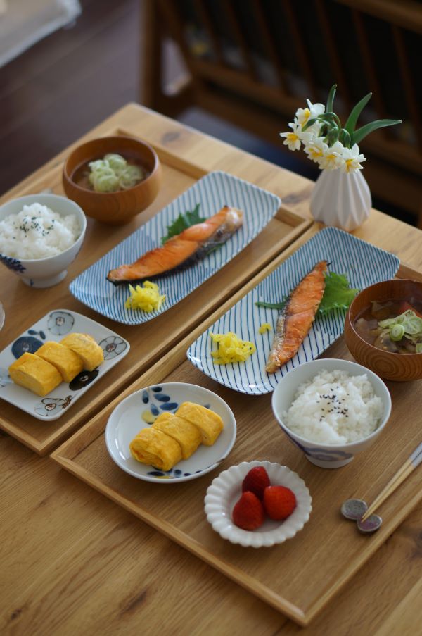 2人分の和食の朝ごはん